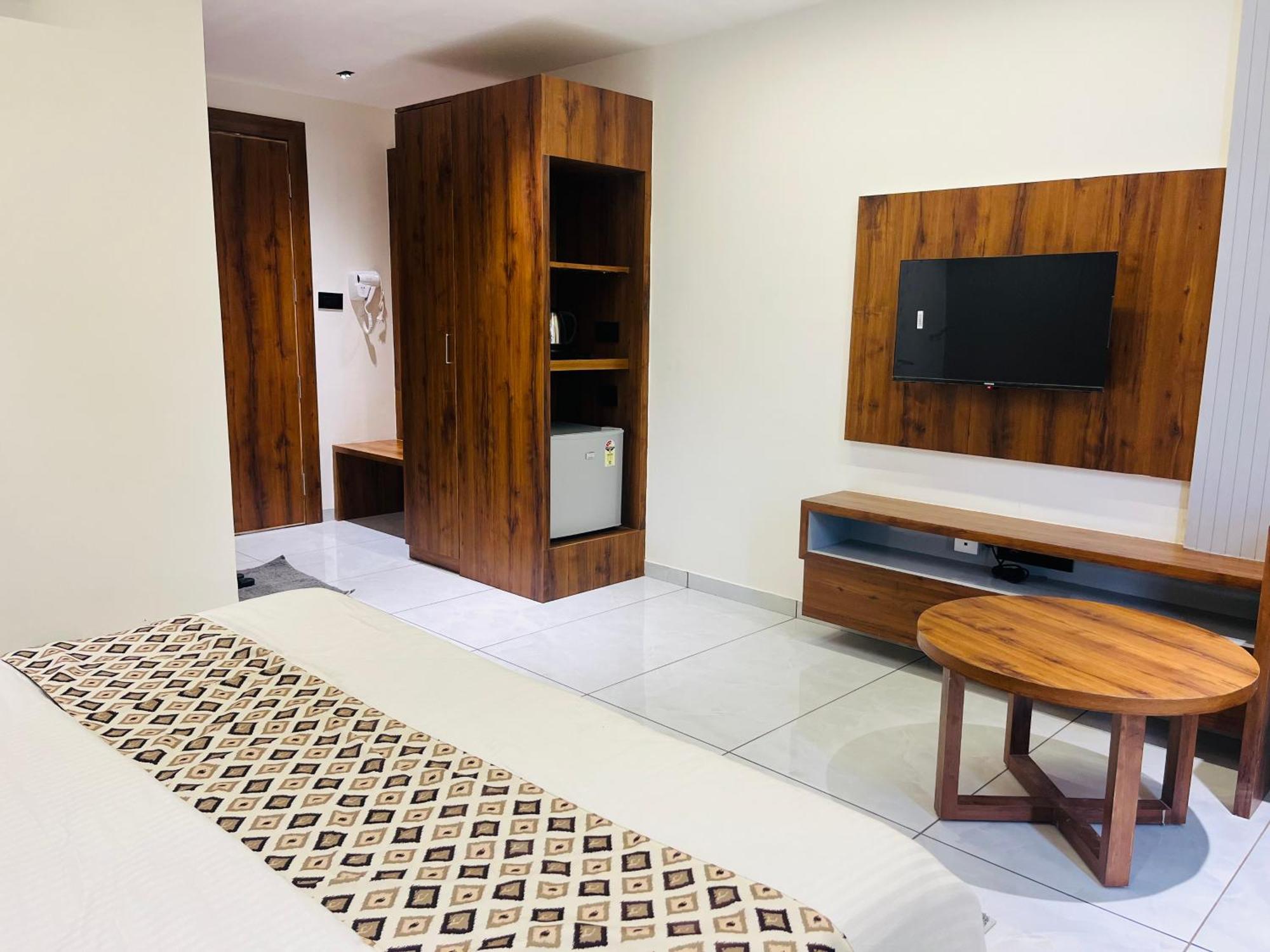 Hotel Royal Empire Gandhinagar Exteriör bild