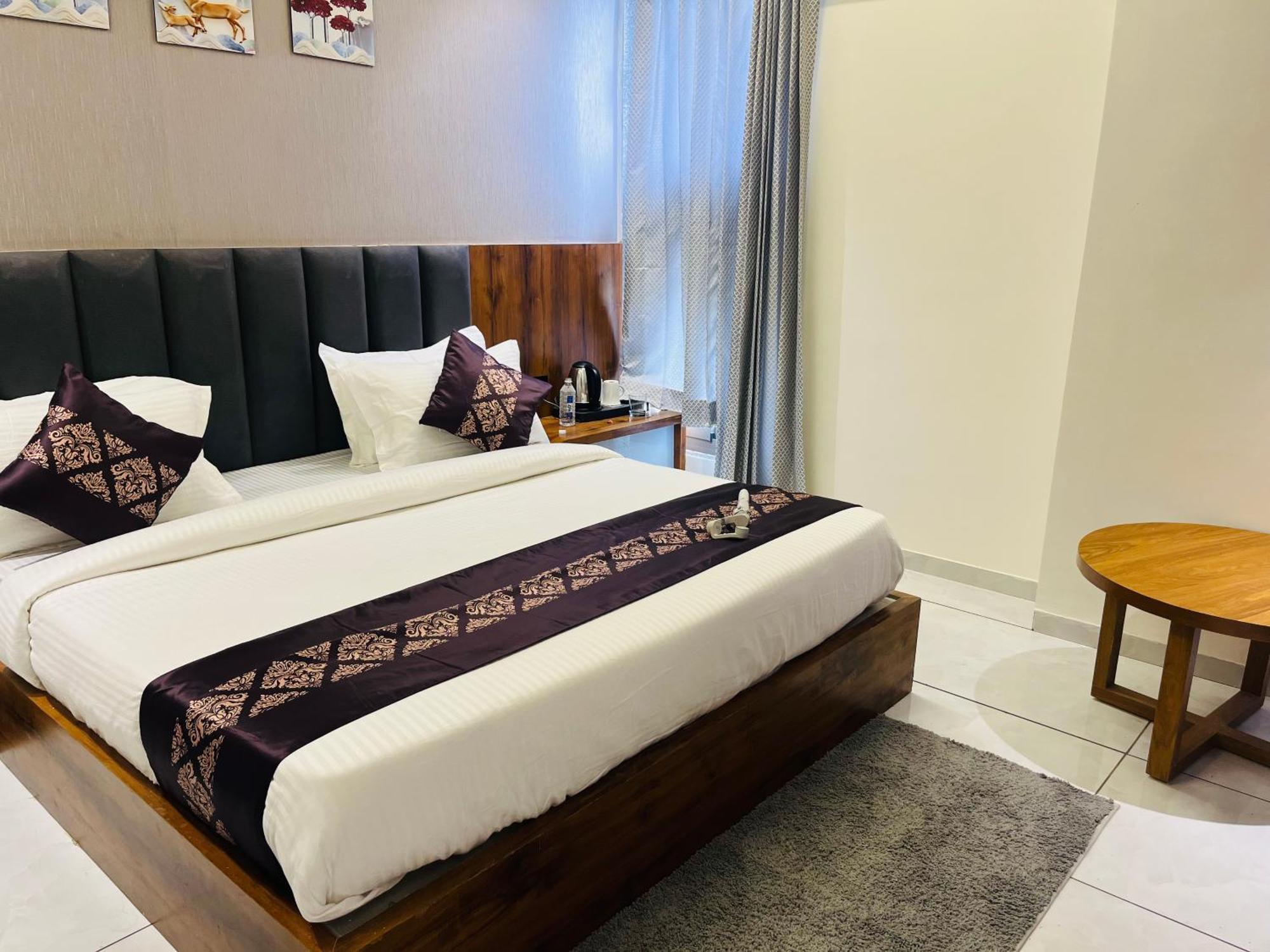 Hotel Royal Empire Gandhinagar Exteriör bild