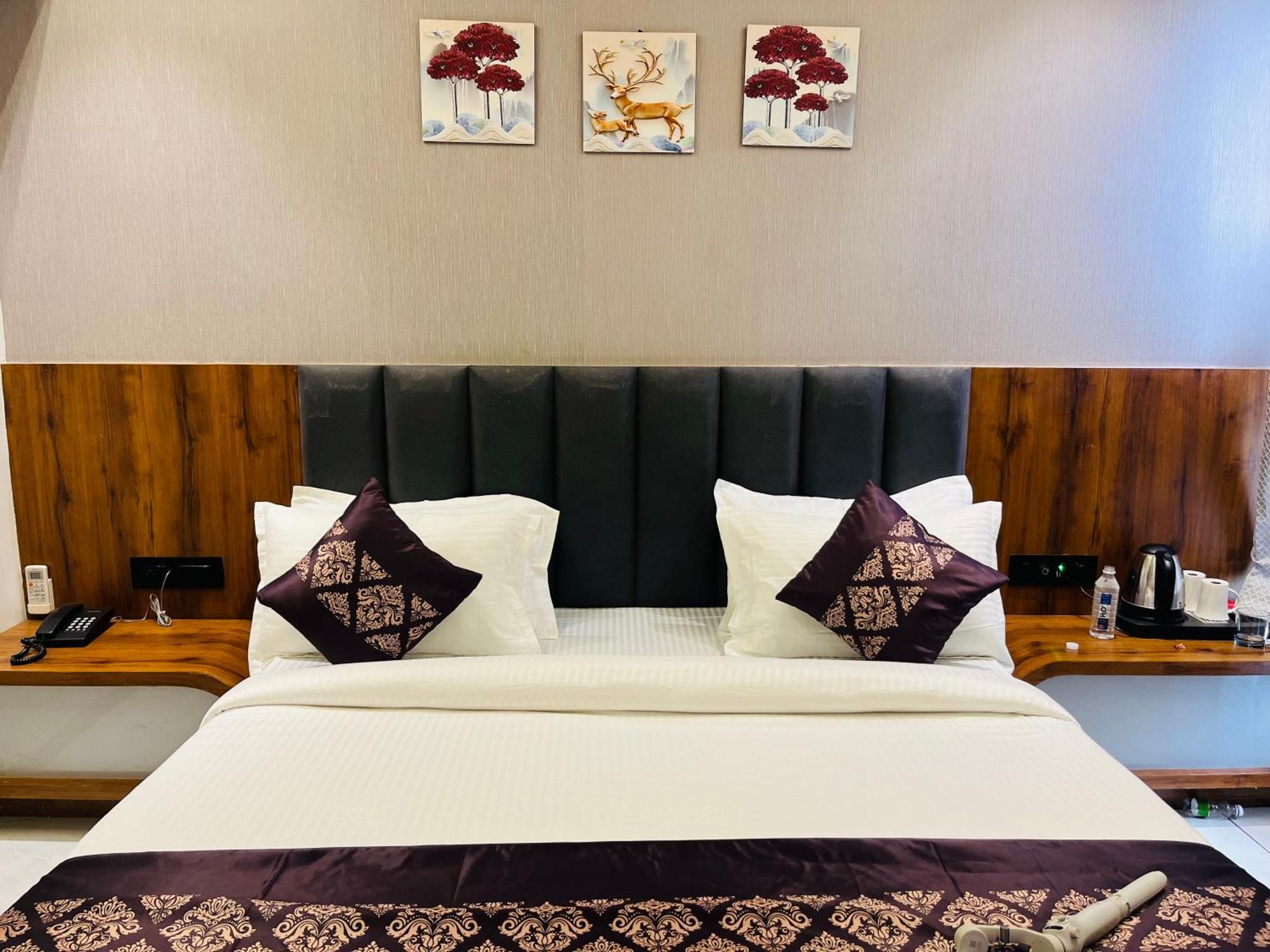Hotel Royal Empire Gandhinagar Exteriör bild