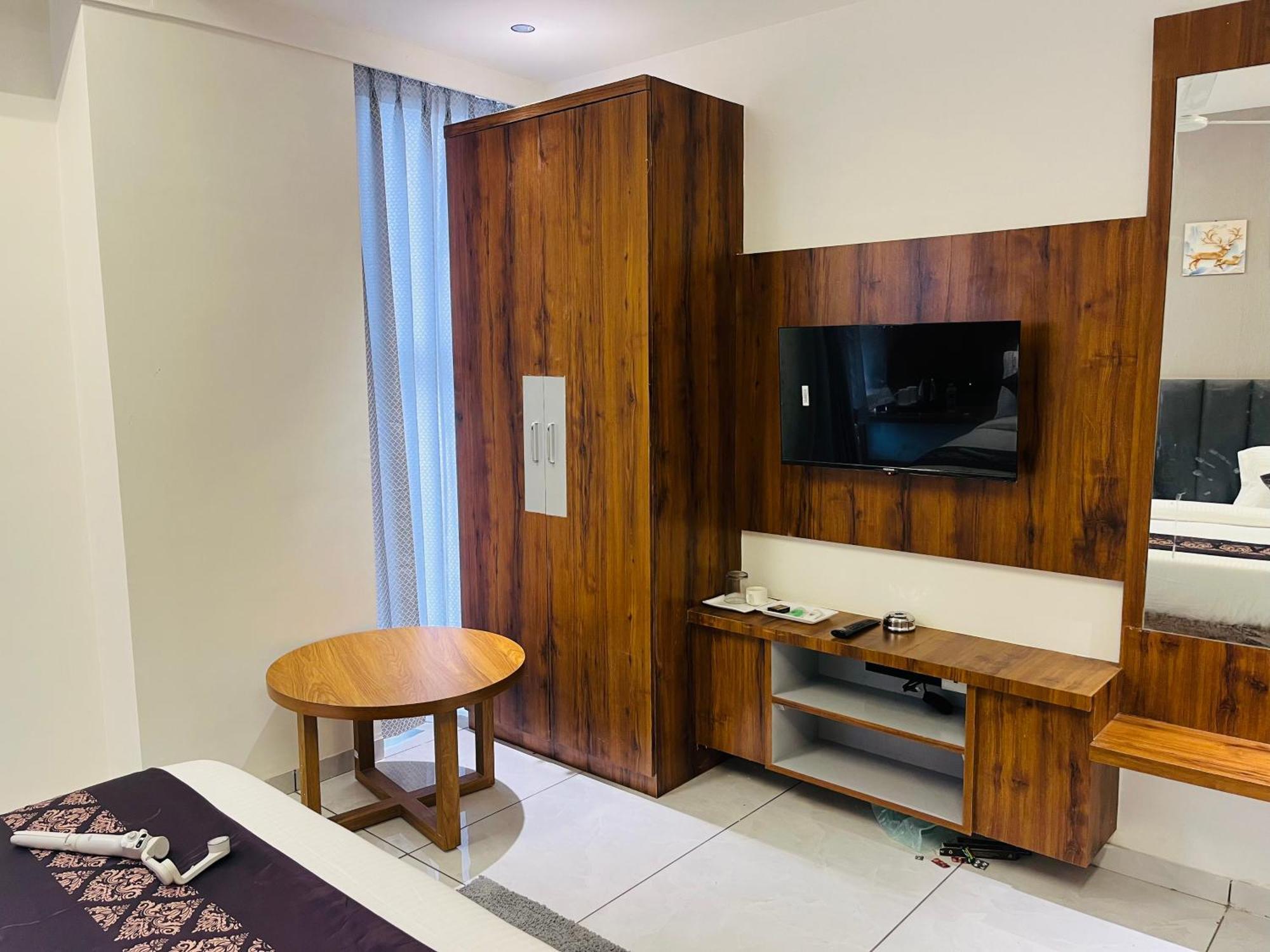 Hotel Royal Empire Gandhinagar Exteriör bild