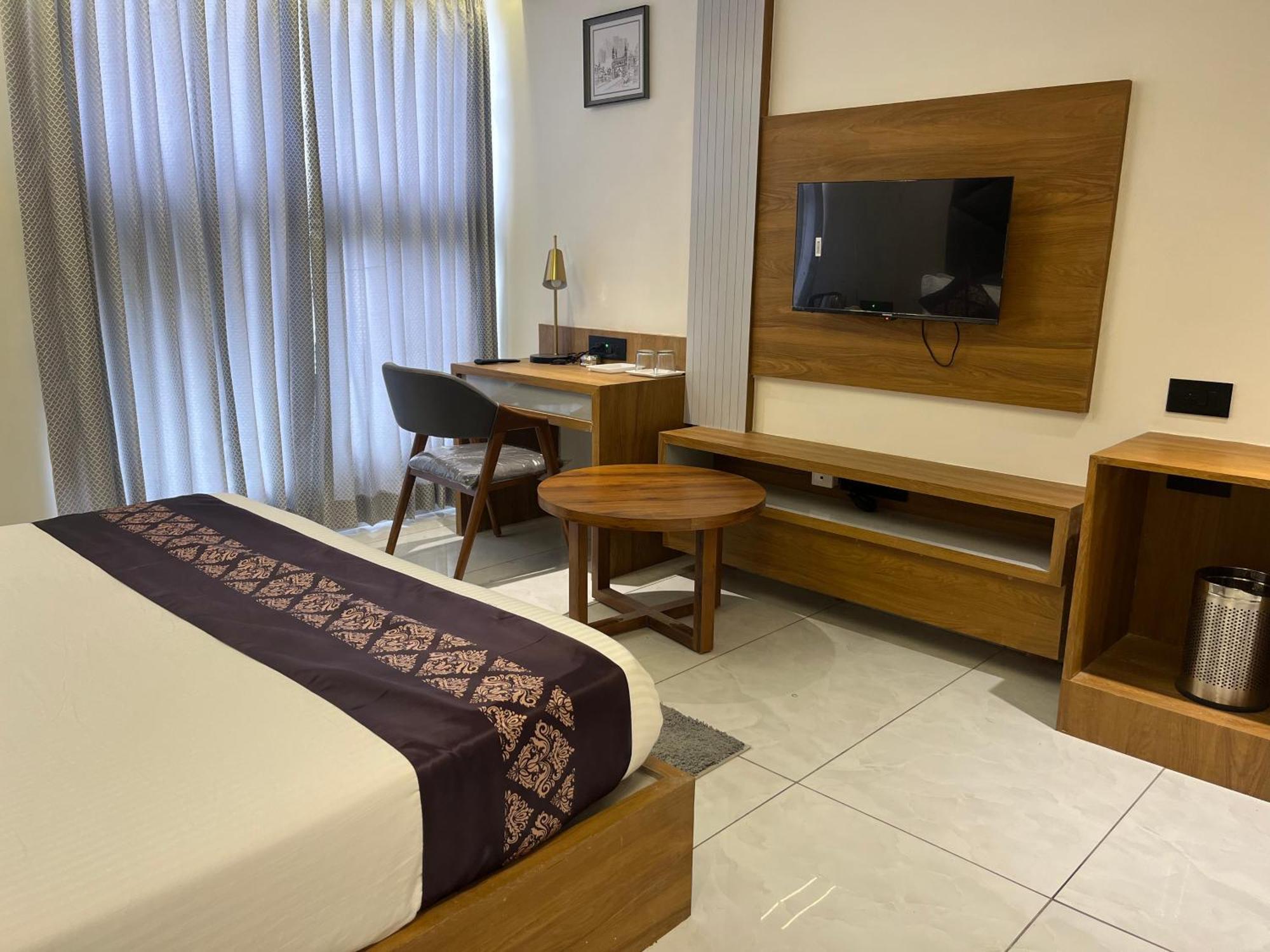 Hotel Royal Empire Gandhinagar Exteriör bild