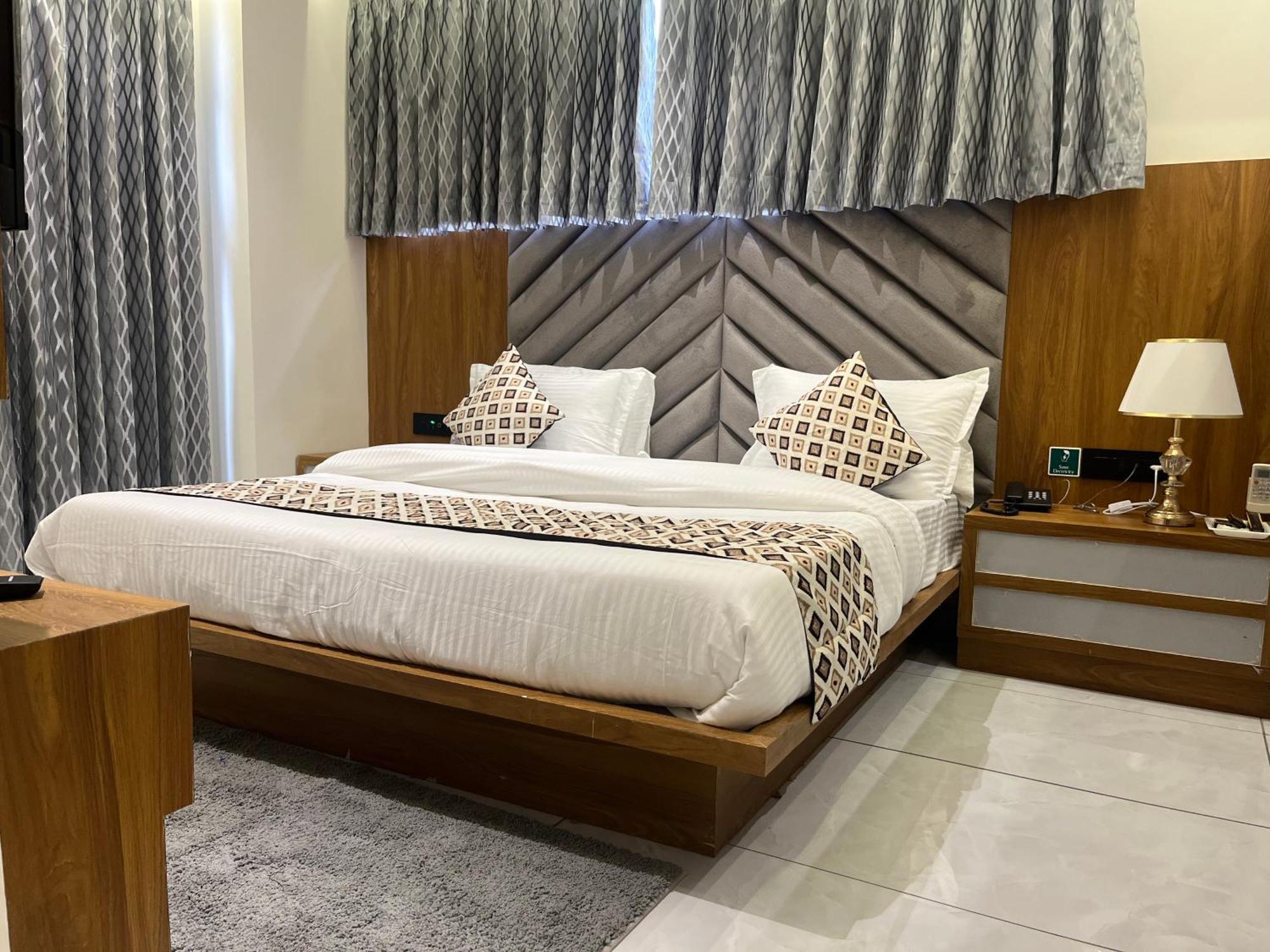 Hotel Royal Empire Gandhinagar Exteriör bild