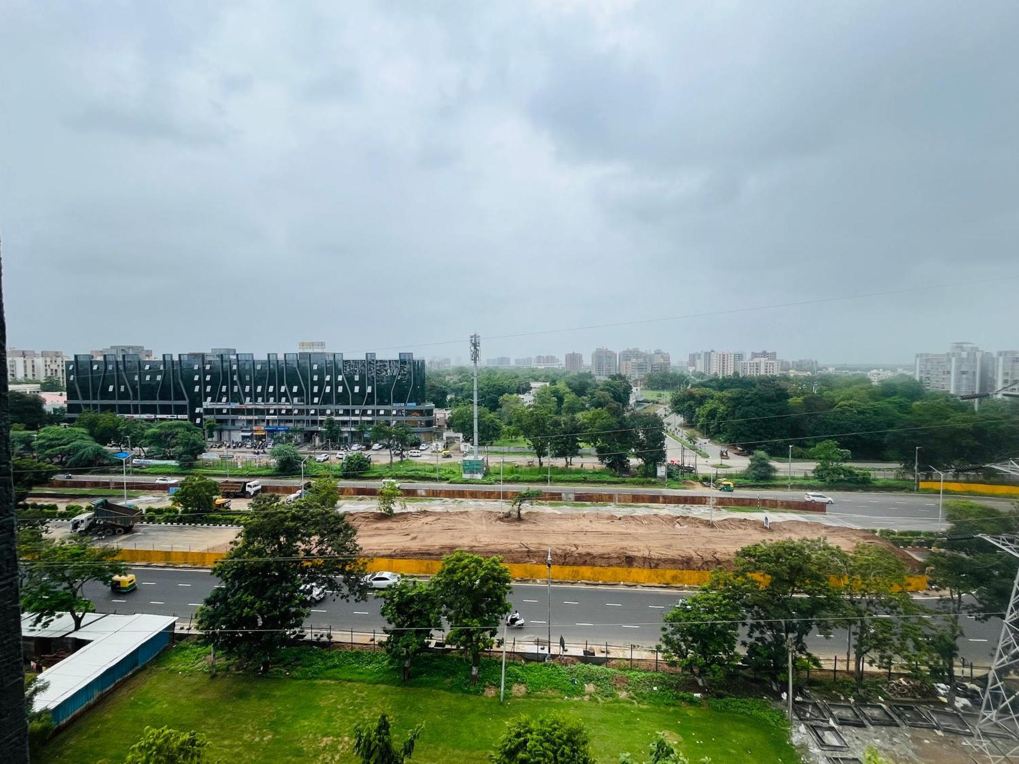 Hotel Royal Empire Gandhinagar Exteriör bild