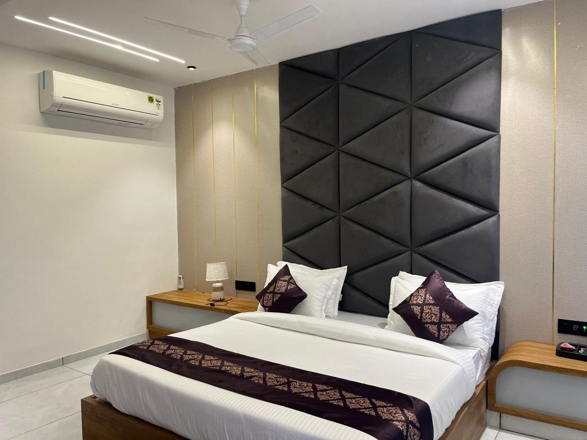 Hotel Royal Empire Gandhinagar Exteriör bild