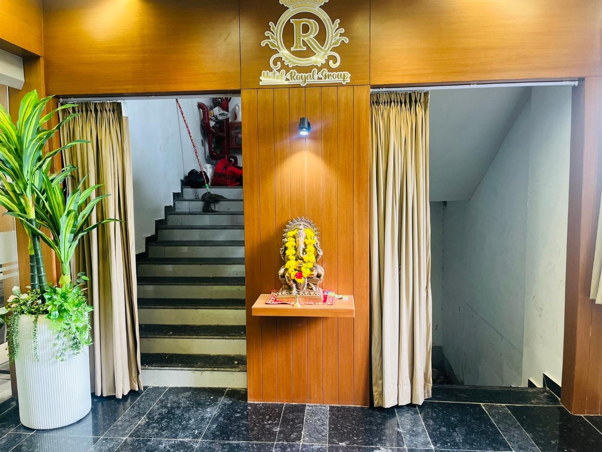Hotel Royal Empire Gandhinagar Exteriör bild
